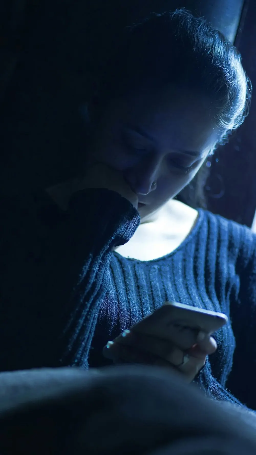 Persona usando el teléfono en la ciudad